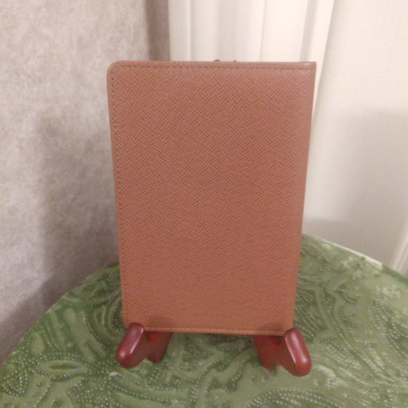 Louis Vuitton Taiga ID Card Holder - Picture 2 of 10